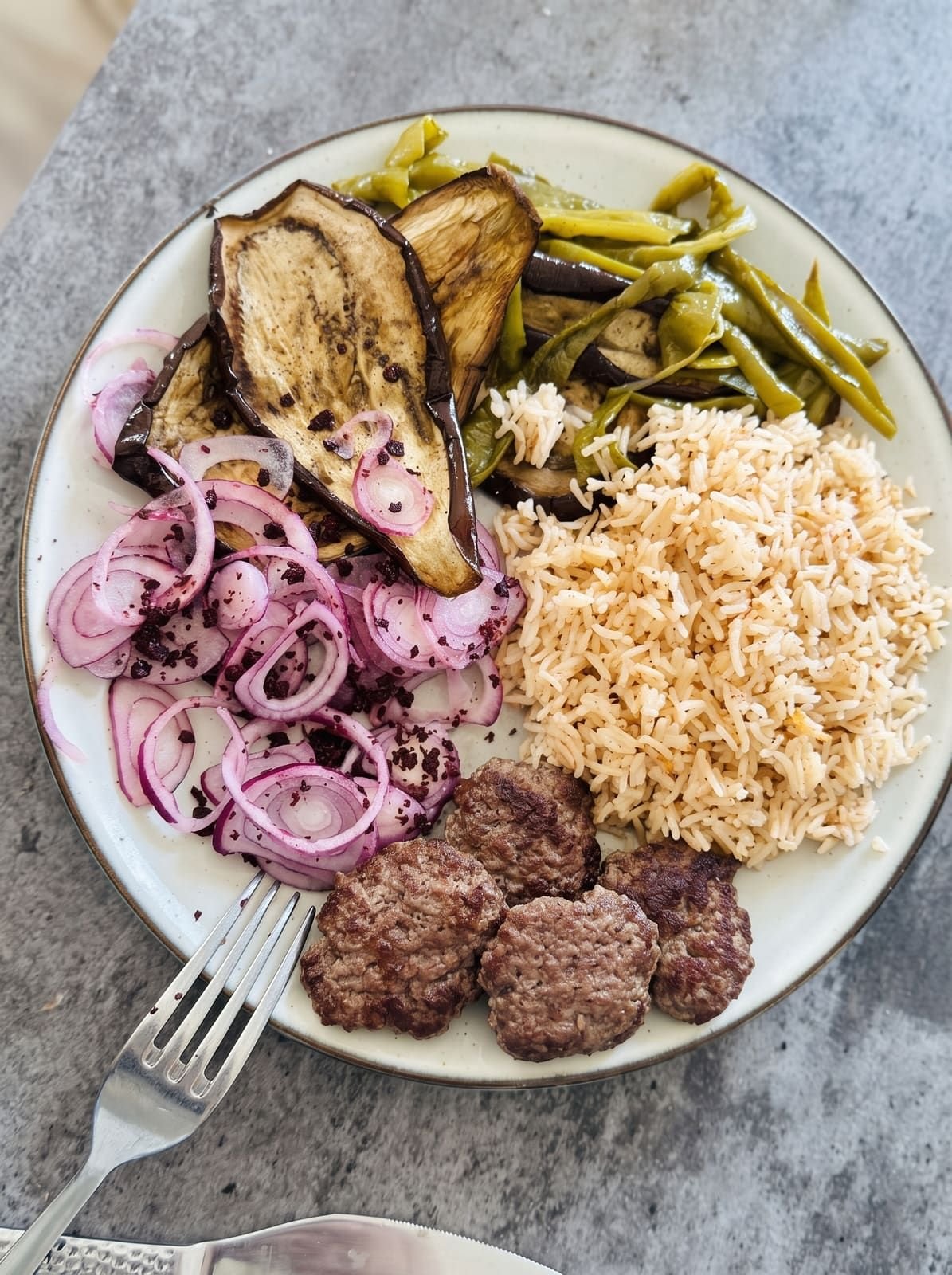 Aubergines grillées, riz et boulettes de viande